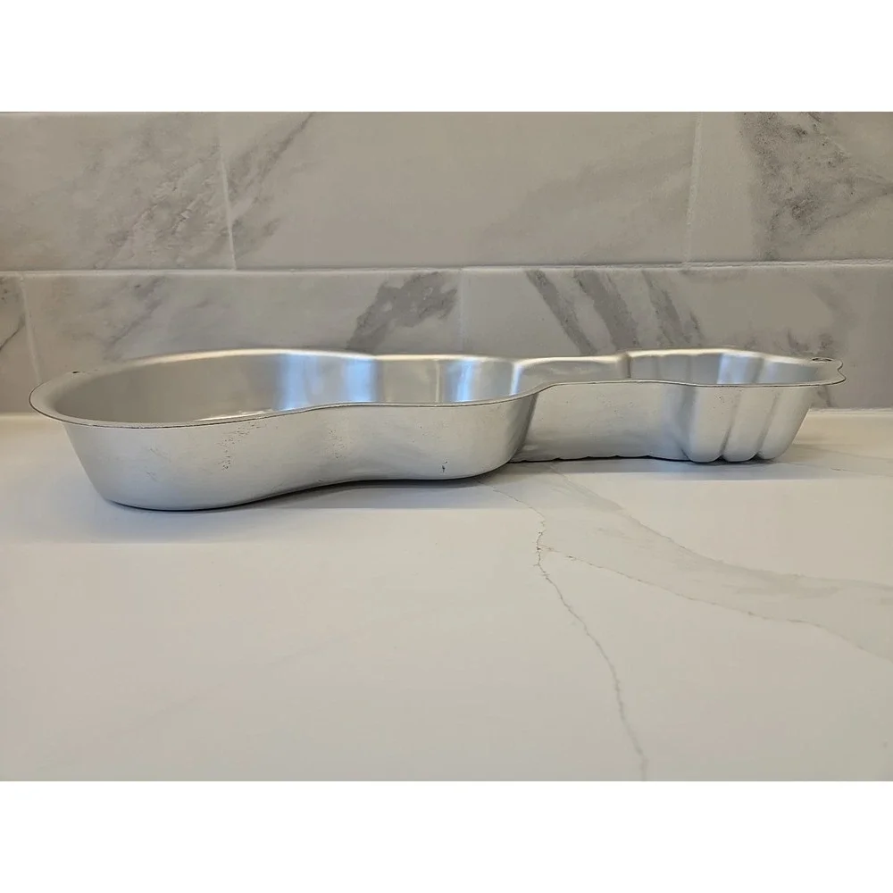 Guitar Cake Pan Wilton 2105-570 Musicians Band Music Players 18
